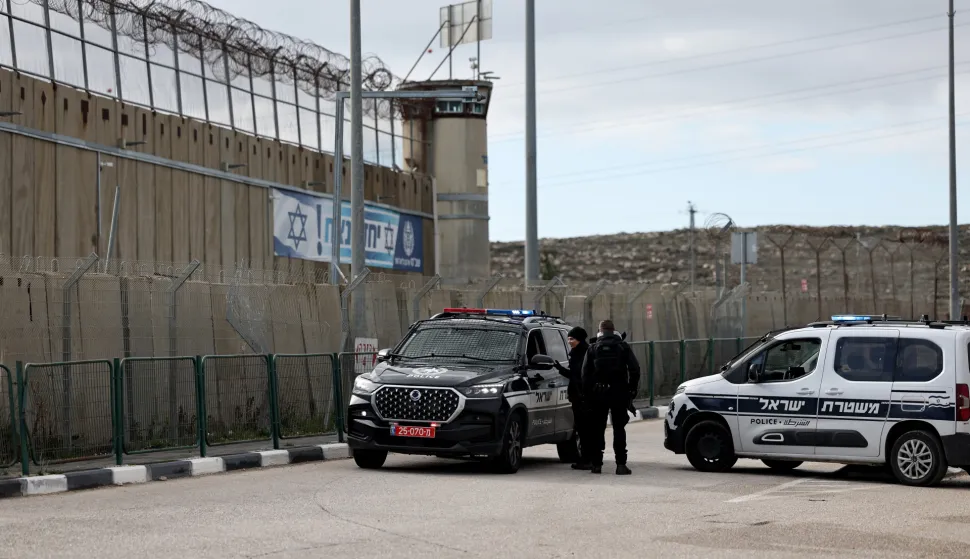 epa11881920 Israeli security at the West Bank military prison of Ofer, north of Jerusalem, 08 February 2025. Israel is expected to release Palestinian prisoners following the release of three Israeli hostages, Eli Sharabi, Ohad Ben Ami and Or Levy, as part of the ongoing Israeli-Hamas hostage release and ceasefire deal. EPA/ATEF SAFADI
