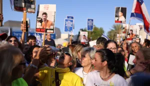 epa12449811 Israelis celebrate prior to the scheduled release of hostages held by Hamas, at Hostage Square in Tel Aviv, Israel, 13 October 2025. As part of the ceasefire agreement between Israel and Hamas, some 20 Israeli captives and around 2,000 Palestinian prisoners are scheduled to be released on 13 October. EPA/STRINGER