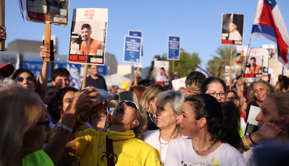 epa12449811 Israelis celebrate prior to the scheduled release of hostages held by Hamas, at Hostage Square in Tel Aviv, Israel, 13 October 2025. As part of the ceasefire agreement between Israel and Hamas, some 20 Israeli captives and around 2,000 Palestinian prisoners are scheduled to be released on 13 October. EPA/STRINGER