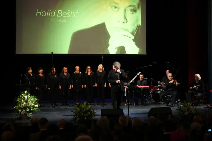 Tisuće su u suzama ispratile Halida Bešlića uz zvukove “Romanije”