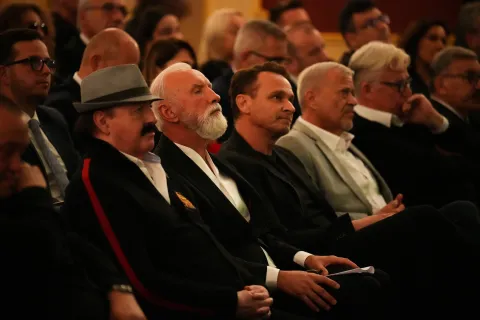 Tisuće su u suzama ispratile Halida Be&scaron;lića uz zvukove &ldquo;Romanije&rdquo;