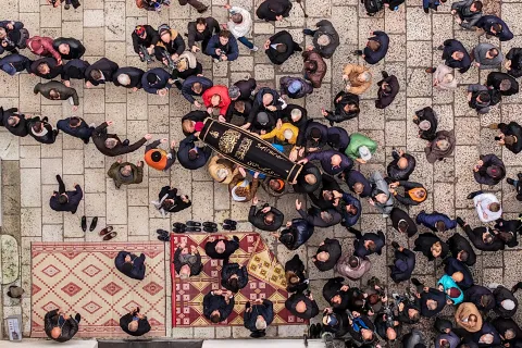 Tisuće su u suzama ispratile Halida Be&scaron;lića uz zvukove &ldquo;Romanije&rdquo;