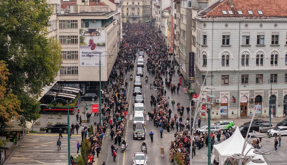 Tisuće su u suzama ispratile Halida Bešlića uz zvukove “Romanije”