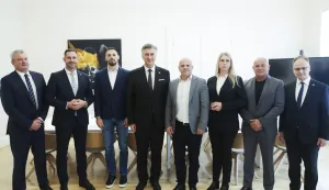 Zagreb, 13.10.2025. - Predsjednik Vlade Andrej Plenković primio je izaslanstvo Hrvatskog boksačkog saveza, predvođeno predsjednikom Bonom Bošnjakom. foto HINA/ Lana SLIVAR DOMINIĆ/ lsd