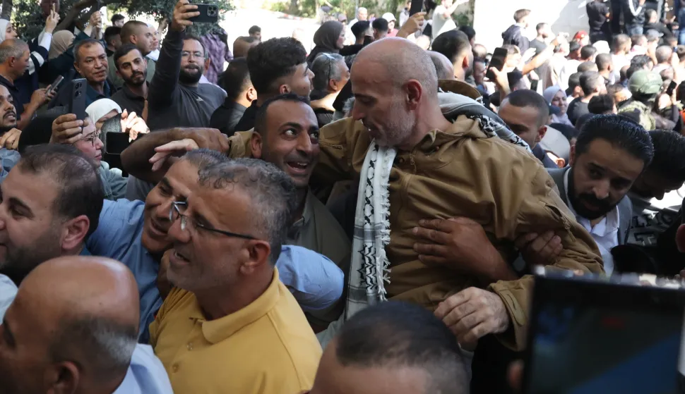 epa12450513 People greet freed Palestinian prisoners as they arrive after being released from an Israeli jail as part of the Israel-Hamas release deal, in the West Bank city of Ramallah, 13 October 2025. As part of the ceasefire agreement between Israel and Hamas, some 20 Israeli captives and around 2,000 Palestinian prisoners are scheduled to be released on 13 October. EPA/ALAA BADARNEH