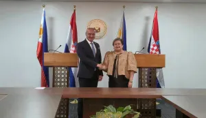 Manila, 13.10.2025.- S obzirom na sve ve?i broj filipinskih radnika u Hrvatskoj, ljudi predstavljaju mo?da i najvredniji aspekt sve bliskijeg odnosa dviju zemalja, rekao je hrvatski ?ef diplomacije Gordan Grli? Radman u Manili u ponedjeljak. Na slici Gordan Grli? Radman i filipinska ministrica vanjskih poslova Theresa Lazaro. foto HINA/ ua