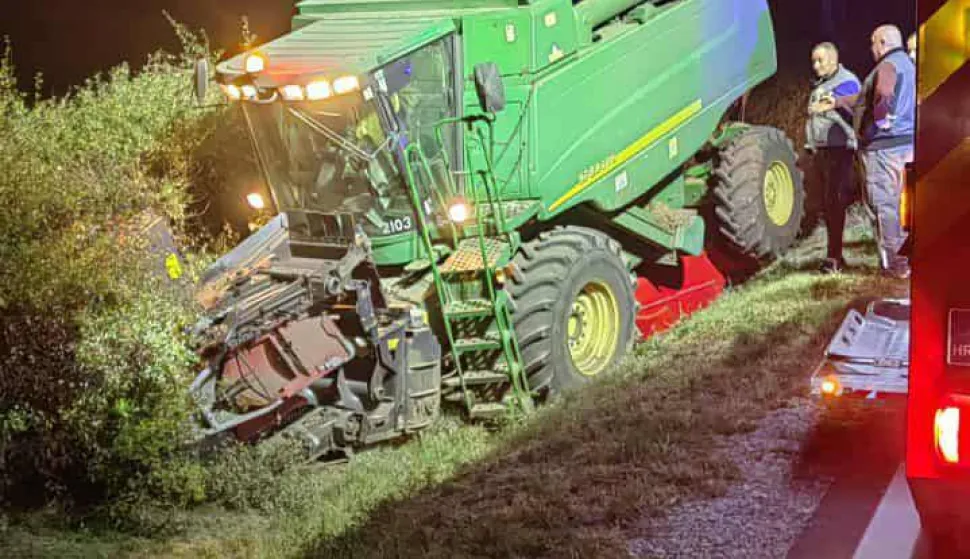 Auto završio ispod kombajna