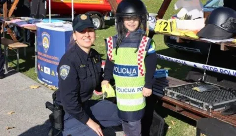Dječji tjedan: Policajci PU pože&scaron;ko-slavonske predstavili mali&scaron;anima policijska vozila i opremu