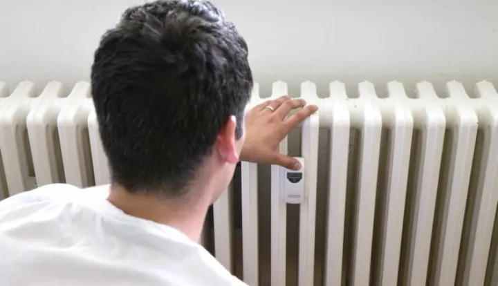 13.05.2015., Zagreb - Stanari zgrade u ulici Viktora Kovacica 24 zale se na poskupljenje grijanja nakon ugradnje razdjelnika za radijatore. Photo: Davor Puklavec/PIXSELL------3 STUPCA COLORNOVOSIT