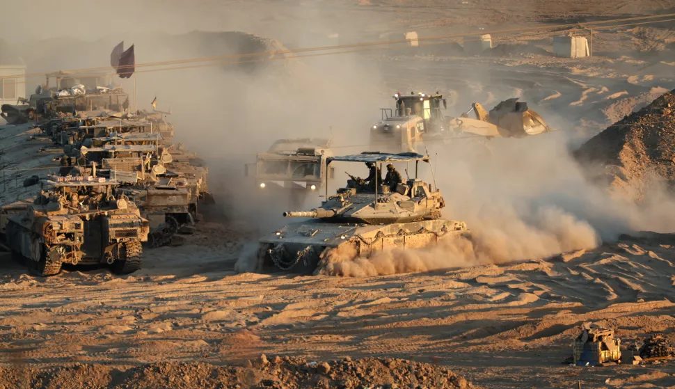 epa12444048 Israeli tanks arrive at a gathering site after withdrawing from the Gaza Strip following the Israel-Hamas agreement on the first phase of the Gaza peace plan, near the Israeli-Gaza border in southern Israel, 10 October 2025. Prime Minister Benjamin Netanyahu's office announced on 09 October that Israel government had approved the Gaza ceasefire and hostage release plan. EPA/ATEF SAFADI