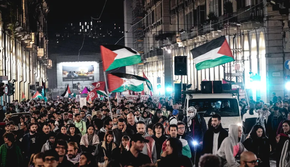 epa12440500 People take part in a pro-Palestine demonstration in support at the Palestinian people and the Sumud Flotilla in Turin, Italy, 08 October 2025. EPA/TINO ROMANO