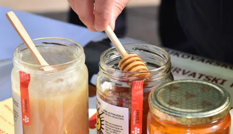 slavonija...vinkovci...15.03.2018.pjesacka zona u sredistu grada; kusanjem meda najavljeni 15. pcelarski dani u organizaciji pcelarskog saveza vukovarsko - srijemske zupanije i hrvatskog pcelarskog savezafoto Gordan Panić
