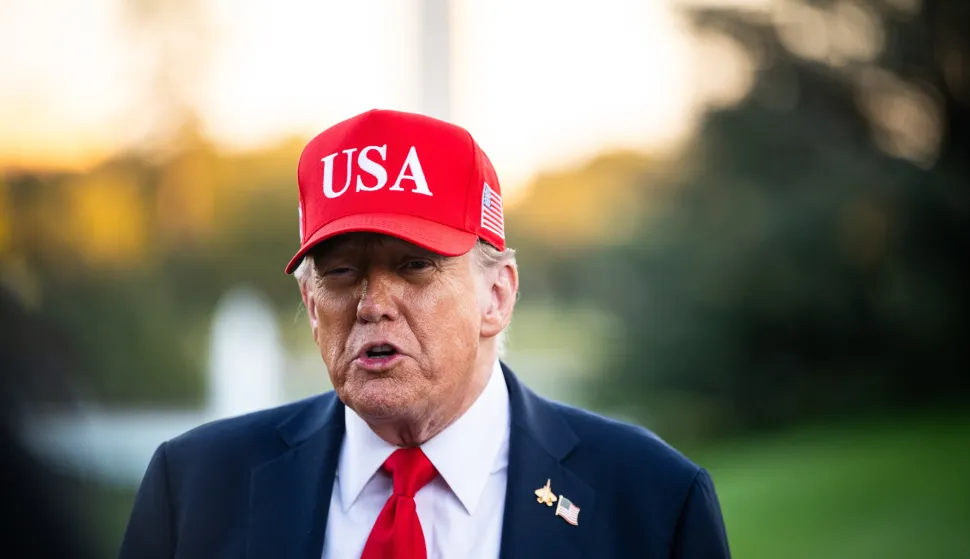 epa12433895 US President Donald Trump speaks to members of the media on the South Lawn of the White House after exiting Marine One in Washington, DC, USA, 05 October 2025. Unions representing hundreds of thousands of federal workers have asked a US judge to immediately prevent the Trump administration from carrying out mass firings during the government shutdown while they press a legal challenge. EPA/GRAEME SLOAN/POOL