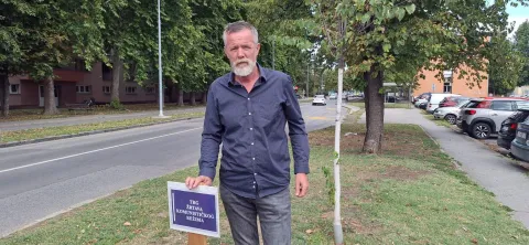 ovodom Europskog dana sjećanja na žrtve svih totalitarnih i autoritarnih režima u Svačićevoj ulici u Osijeku HSP Osječko-baranjske županije postavio je ploču s natpisom "Trg žrtava komunističkog režima.Na slici Drago Marković, poznati osječki pravaš i predsjednik Udruge dr. Ante Starčević