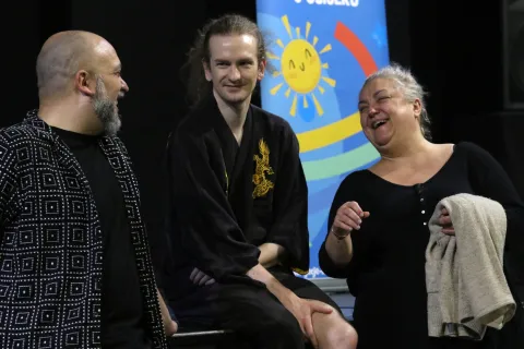 Osijek, 15. 10. 2025, Dječje kazali&scaron;te Branka Mihaljevića u Osijeku. Pressica i ulomak iz predstave/premijere, Balonom iznad Kapadokije, u režiji Tamare Kučinović.Goran Guksić, Gordan Marjanović i Areta Ćurković.snimio GOJKO MITIĆ