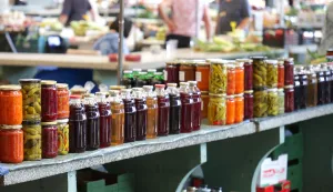 Osijek, 12. 08. 2025., Glavna tržnica, pija, ponuda, ljeto, cijene, ponuda, zimnicaSNIMIO BRUNO JOBST