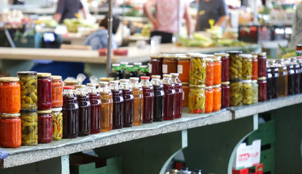 Osijek, 12. 08. 2025., Glavna tržnica, pija, ponuda, ljeto, cijene, ponuda, zimnicaSNIMIO BRUNO JOBST