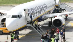 snimio Davor KIBEL, Klisa, 03.04.2014. Sletio prvi avion iz Londona, Zračna luka Osijek, Ryanair, putnici, turisti