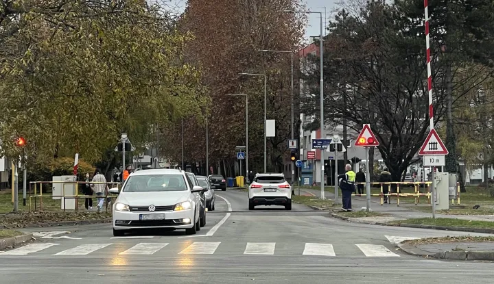 Osijek, 20. 11. 2024., Ulica K. P. Svačića, željeznička rampa ne radi, oprez, djelatnici CESTING-a ili HŽ-a propu&scaron;taju automobileSNIMIO BRUNO JOBST