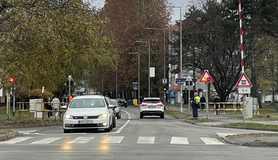 Osijek, 20. 11. 2024., Ulica K. P. Svačića, željeznička rampa ne radi, oprez, djelatnici CESTING-a ili HŽ-a propuštaju automobileSNIMIO BRUNO JOBST