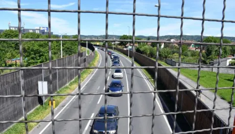 11.06.2020. Slavonski Brod - Na granicnom prijelazu s BiH u Slavonskom Brodu zbog pojacanog prometa vozila stvaraju se vece guzve. Vrijeme potrebno za prelazak granice tijekom dana se neprestano mijenja, a cekanja u oba smjera mogu biti i dulja od pola sata.Photo: Ivica Galovic/PIXSELL