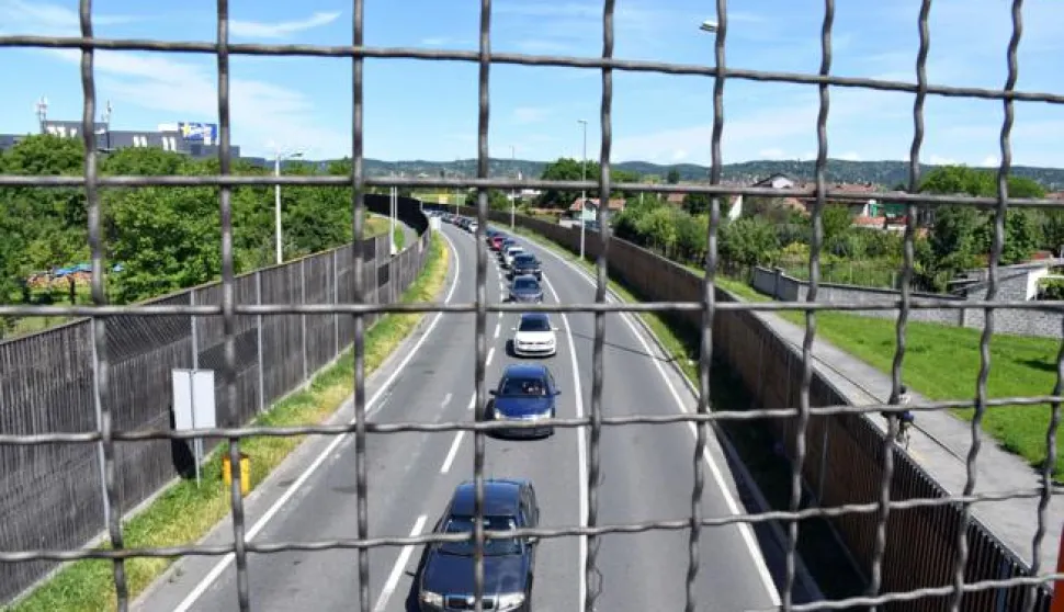 11.06.2020. Slavonski Brod - Na granicnom prijelazu s BiH u Slavonskom Brodu zbog pojacanog prometa vozila stvaraju se vece guzve. Vrijeme potrebno za prelazak granice tijekom dana se neprestano mijenja, a cekanja u oba smjera mogu biti i dulja od pola sata.Photo: Ivica Galovic/PIXSELL
