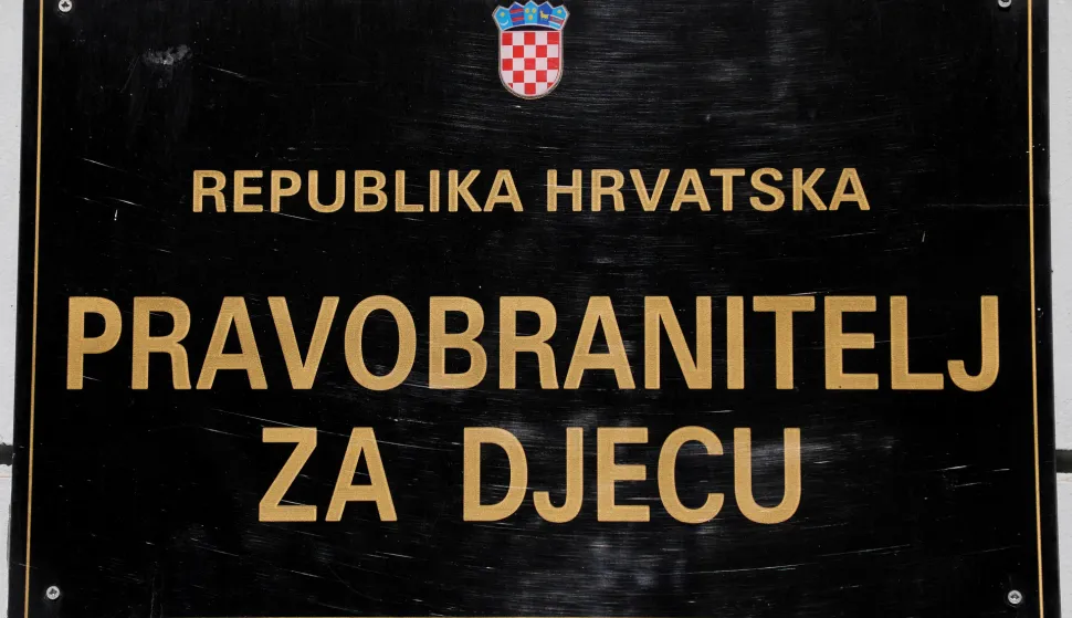 Zagreb, 29.09.2018. - U povodu Dječjeg tjedna pravobraniteljica za djecu Helenca Pirnat Dragičević odrala je konferenciju za medije na kojoj su djeca iz njezine Mree mladih savjetnika predstavila svoje prijedloge i preporuke za promjene u obrazovanju. Na fotografiji ploča s natpisom Pravobranitelj za djecu. foto HINA/ Lana SLIVAR DOMINIĆ/ lsd