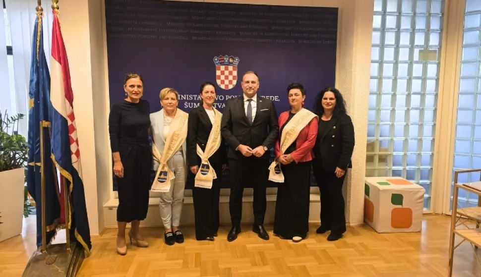 ZAGREB, 15. listopada 2025. (Hina) - Potpredsjednik Vlade i ministar poljoprivrede, šumarstva i ribarstva David Vlajčić primio je u srijedu, povodom obilježavanja Svjetskog dana ruralnih žena, pobjednicu i pratilje ovogodišnjeg natjecanja za Najuzorniju hrvatsku seosku ženu Aleksandru Zajac.