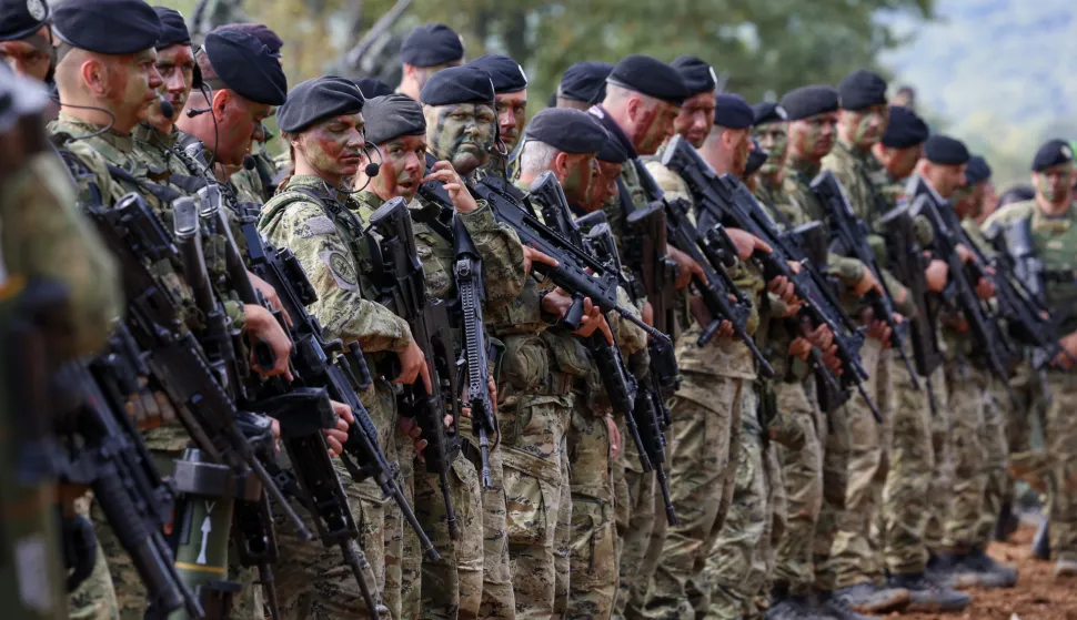 Slunj, 17.09.2025 - Završni prikaz združene vojne vježbe "Borbena moć 25" najveće združene vojne vježbe Hrvatske vojske u posljednjih sedam godina, koja predstavlja završnu i najsloženiju fazu obuke kojom se potvrđuje sposobnost Oružanih snaga za provedbu združenih operacija u kopnenoj, zračnoj, pomorskoj i cyber domeni. Na slici hrvatski vojnici nakon vježbe.foto HINA/ Damir SENČAR/ ds