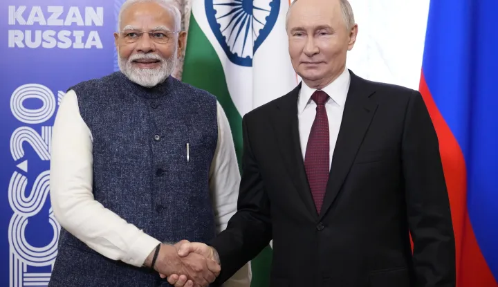 epa11674423 Russian President Vladimir Putin (R) and Indian Prime Minister Narendra Modi shake hands during their meeting on the sidelines of BRICS Summit at Kazan Kremlin in Kazan, Russia, 22 October 2024. The BRICS summit takes place from 22 to 24 October and is expected to be the largest foreign policy event ever held in Russia. EPA/ALEXANDER ZEMLIANICHENKO/POOL