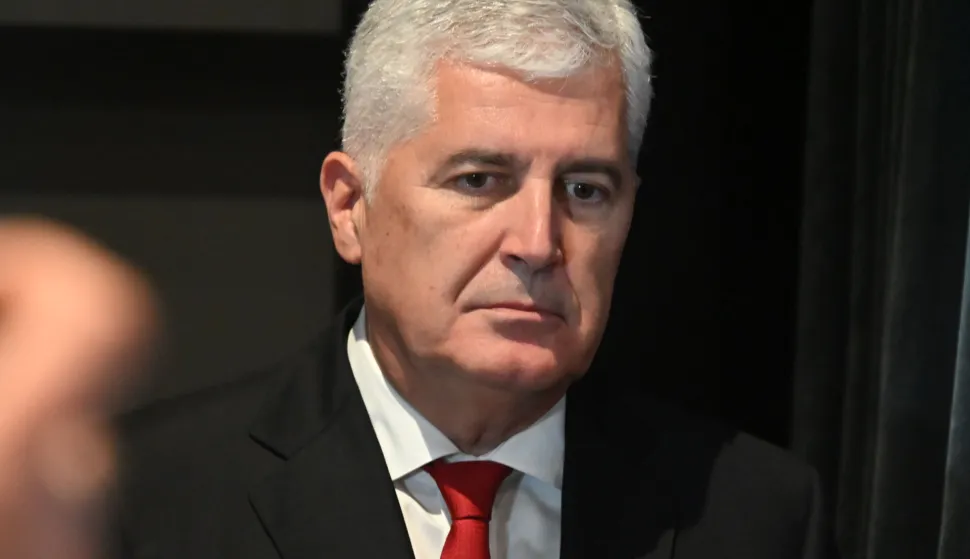 Orašje, 10.10.2025. - Ministar prostornog uređenja, graditeljstva i državne imovine Branko Bačić u posjetu Orašju. U Kulturnom centru Ive Gregurevića uručio je ugovore korisnicima o financijskoj potpori projektima za poticanje povratka Hrvata i stvaranja održivih uvjeta života u Bosni i Hercegovini za 2025. godinu. Na fotografiji Dragan Čović.foto HINA/Gordan PANIĆ/ gp