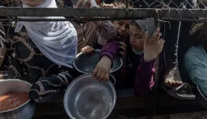 epa12144627 Internally displaced Palestinians gather outside a charity kitchen to receive limited rations amid a shortage of food, in Khan Younis, southern Gaza Strip, 30 May 2025. The United Nations has warned that "the entire population of Gaza is facing the risk of famine" since Israel closed border crossings on 02 March 2025, preventing the entry of essential supplies. The Gaza Government Media Office reported on 24 May that at least 58 people died due to malnutrition, and nearly 250 others due to a lack of food and medicine. EPA/HAITHAM IMAD
