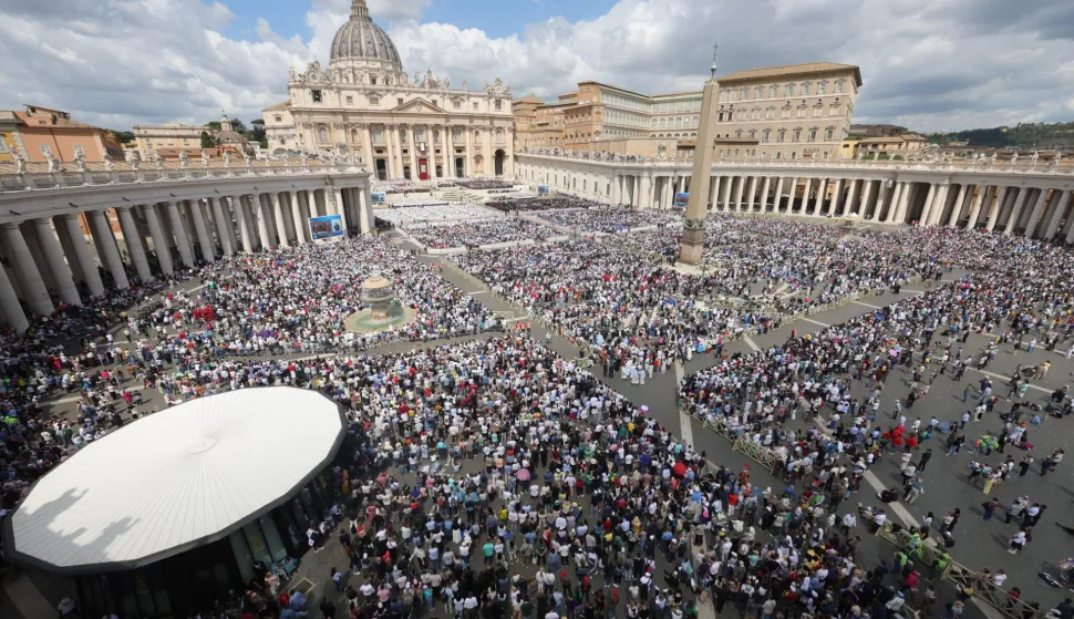 epa12112164 A general view of Saint Peter's Square as Pope Leo XIV leads the Holy Mass for the Beginning of the Pontificate, at St. Peter's Square, in Vatican City, 18 May 2025. EPA/MASSIMO PERCOSSI