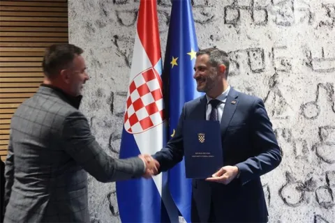 Ministar turizma i sporta Tonči Glavina danas je u Zagrebu dodijelio ugovore za sufinanciranje sportskih programa poticanja lokalnog sporta i sportskih natjecanja te sportskih programa obuke neplivača "Hrvatska pliva" u 2025. godini vrijedne 4,8 milijuna eura. Ugovori su dodijeljeni nakon provedenih natječaja za navedene programe te donošenja odluka o sufinanciranju kojima se sufinancira ukupno 320 sportskih programa i to 275 sportskih programa poticanja lokalnog sporta i sportskih natjecanja te 45 sportskih programa obuke neplivača Hrvatska pliva. USTUPLJENA FOTOGRAFIJA