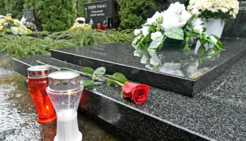 Vukovar, 17.11.2023 - Na grobove poginulih i ubijenih hrvatskih branitelja i иlanova njihovih obitelji na Memorijalnom groblju ћrtava iz Domovinskog rata u Vukovaru u petak su, uoиi 32. godiљnjice sloma obrane toga grada, poloћene ruћe i upaljeni lampioni.foto HINA/ ik 