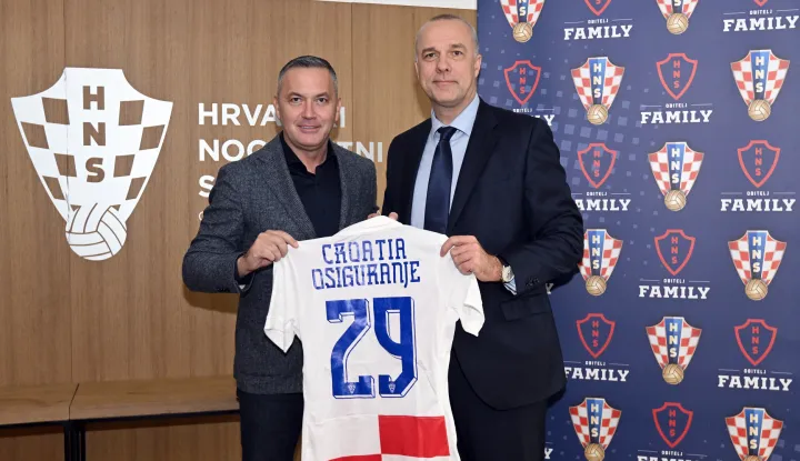 Hrvatski nogometni savez i Croatia osiguranje potpisali su ugovor o nastavku poslovne suradnje, a prema kojem će vodeće osiguravajuće društvo u Hrvatskoj i dalje ostati snažan partner Saveza i hrvatske nogometne reprezentacije. Novi višegodišnji sponzorski ugovor potpisali su predsjednik Hrvatskog nogometnog saveza, Marijan Kustić, i predsjednik Uprave Croatia osiguranja, Davor Tomašković. Nakon svečanog potpisivanja ugovora, Kustić je Tomaškoviću darovao personalizirani dres s prepoznatljivim kockicama.FOTO: HNS