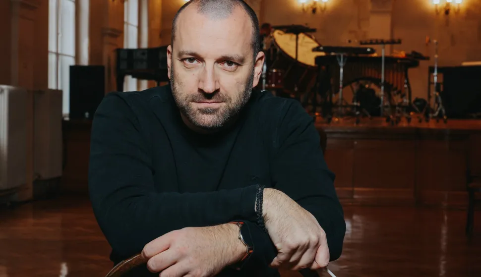 Kao najmlađi student kompozicije u povijesti Muzičke akademije u Zagrebu, Ivan Josip Skender (Varaždin, 1981.) već je na početku karijere privukao pozornost domaće i međunarodne scene.