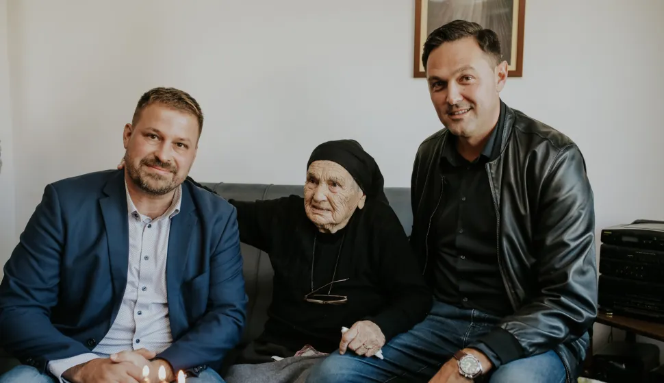 ĐakovoGradonačelnik Đakova Mandarić i načelnik Tomislavgrada Buntić čestitali 100. rođendan Đakovčanki Jeli Radoš, rodom iz DUvna, TomislavgradaListopad 2025.