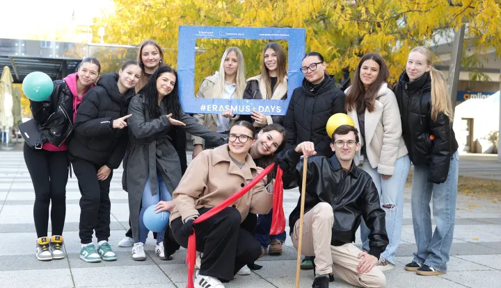 Osijek, 17. 10. 2025., Trg slobode, Dan ERASMUS, Dan ERASMUSA, ERASMUS+, Medicinska škola Osijek, vježbanje, mjerenje šećera, dijabetes, krvni tlak, mjerenje, tlakSNIMIO BRUNO JOBST
