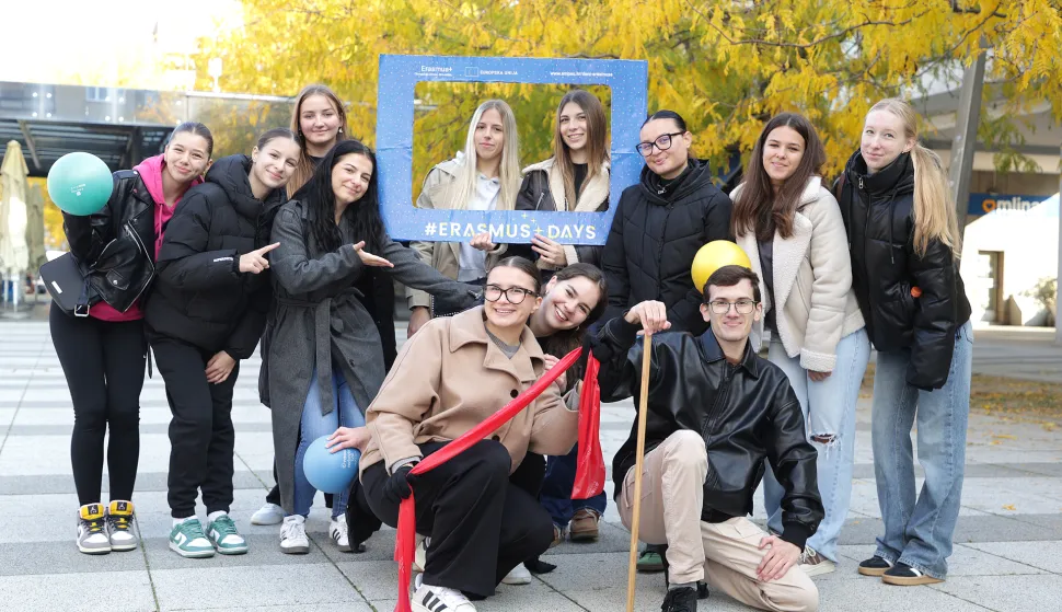 Osijek, 17. 10. 2025., Trg slobode, Dan ERASMUS, Dan ERASMUSA, ERASMUS+, Medicinska škola Osijek, vježbanje, mjerenje šećera, dijabetes, krvni tlak, mjerenje, tlakSNIMIO BRUNO JOBST