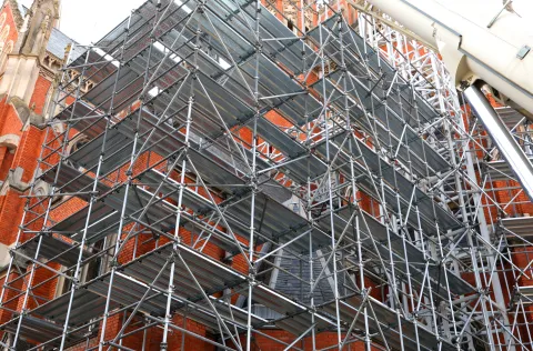 Osijek, 17. 10. 2025., Trg Ivana Pavla II, konkatedrala, temeljita obnova, obnova, prva potpuna obnova konkatedrale od izgradnje prije 120 godine, prva faza - krovi&scaron;te, skela, građevinska skela; ilustracijaSNIMIO BRUNO JOBST