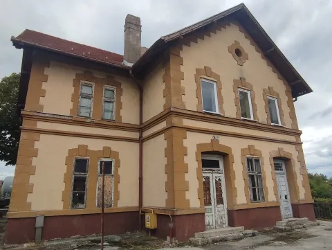 /Galerija/ Putnici: Sramota! Željeznički kolodvor u Županji odavno je trebao u obnovu. HŽ nije u stanju urediti ni sanitarni čvor!