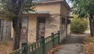 /Galerija/ Putnici: Sramota! Željeznički kolodvor u Županji odavno je trebao u obnovu. HŽ nije u stanju urediti ni sanitarni čvor!