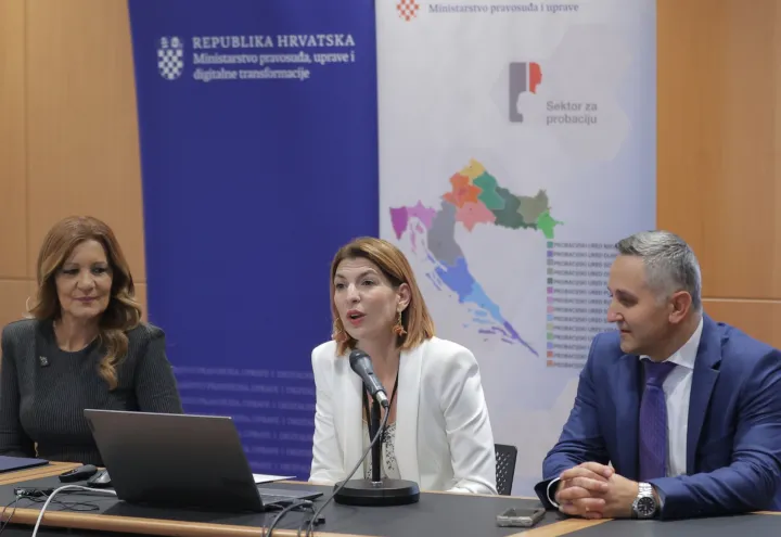 Zagreb.17.10.2025.- U organizaciji Ministarstva pravosuđa, uprave i digitalne transformacije održana je prezentacija Erasmus+ projekata s naglaskom na virtualnu stvarnost.Na slici Vedrana šimunđa Nikolić,Vesna Zelić Ferenčić i Goran Brkić.Foto HINA/Tomislav Pavlek/ tp