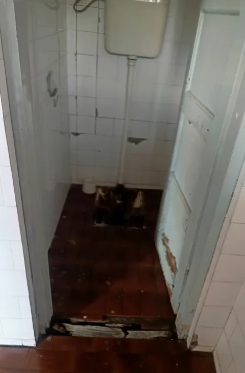 wc čučavac na željezničkom kolodvoru