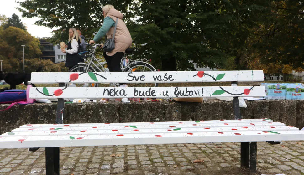Osijek, 18. 10. 2025, Promenada kod pje&scaron;ačkog mjesta, farbanje, oslikavanje klupa...snimio GOJKO MITIĆ