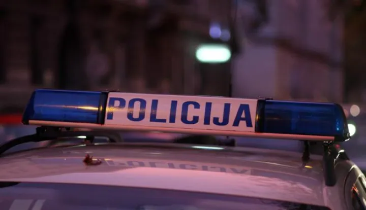 Zagreb, 12.10.2011 - Policija je oko 16,30 sati primila dojavu o hicu iz vatrenog oruja u Gajevoj ulici 28 u samom centru Zagreba, no kako sudionici događaja nisu zatečeni policija jo utvrđuje to se zapravo dogodilo, doznaje se od glasnogovornice zagrebačke policije Jelena Bikić. Na slici policijski automobil tijekom očevida.foto FaH/ Damir SENČAR /ds