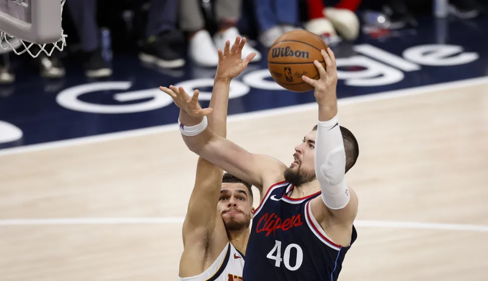 epa12053284 LA Clippers center Ivica Zubac (R) drives to the basket with the ball while being guarded by Denver Nuggets forward Michael Porter Jr. (L) during the first half of the first round playoff game between between the Denver Nuggets and Los Angeles Clippers in Inglewood, California, USA, 24 April 2025. EPA/CAROLINE BREHMAN SHUTTERSTOCK OUT
