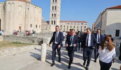 Zadar, 18.10.2025. - Predsjednik Hrvatskog sabora Gordan Jandroković u pratnji gradonačelnika Šime Erlića i župana Josipa Bilavera prošetao Poluotokom.Foto: HINA/Zvonko KUCELIN