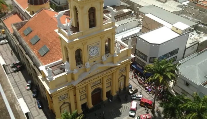 epa07224424 A handout picture provided by the Correio Newspaper shows police agents outside the Metropolitan Cathedral after a shooting, in Campinas, Sao Paulo state, Brazil, 11 December 2018. A gunman burst into a mass and fatally shot four people, three were wounded, and then he committed suicide. EPA/CORREIO HANDOUT HANDOUT EDITORIAL USE ONLY/NO SALES